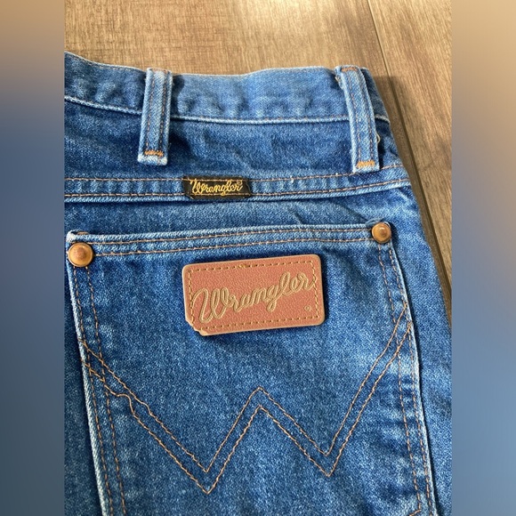 Wrangler cowboy cut jeans. Fits like 30/32 waist - Picture 4 of 6